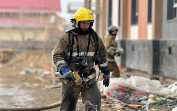 В Актобе спасатели вынесли 72 человека из горящей девятиэтажки