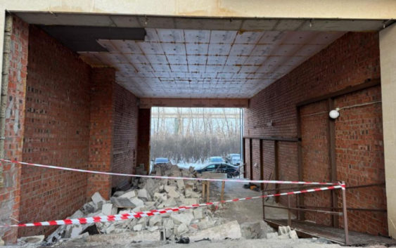 В Астане по решению суда сносят часть жилищного комплекса