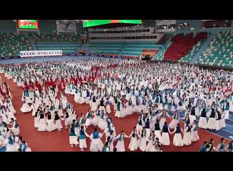 Более 3 тысяч школьниц Астаны одновременно исполнили танец «Камажай»