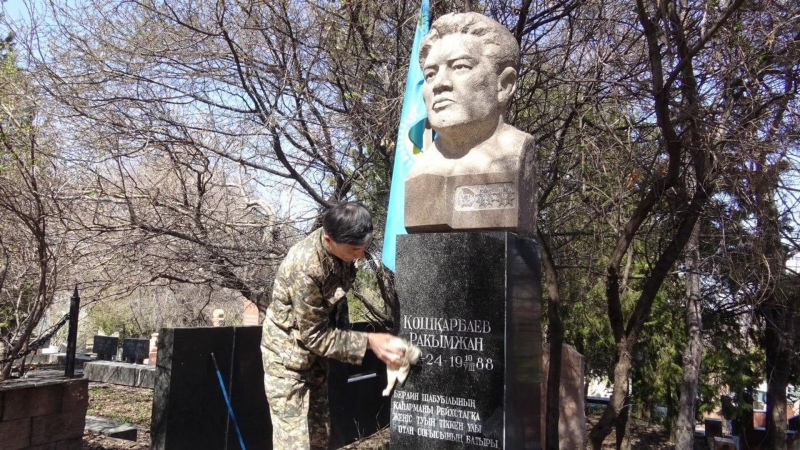 100 дней до Победы: в Алматы военные приводят в порядок захоронения героев