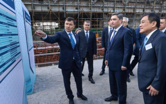 Премьер Бектенов проверил реализацию проекта LRT в Астане