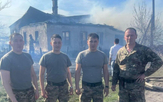 Троих детей спасли из горящего дома бойцы Нацгвардии в Караганде