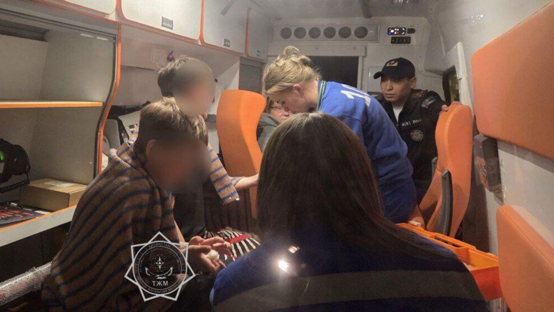 Унесенные ветром: двоих детей на катамаране спасли сотрудники МЧС