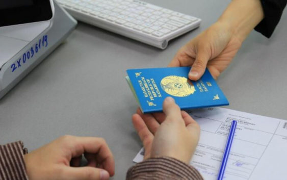Старые паспорта казахстанцев будут изымать при оформлении новых — МВД