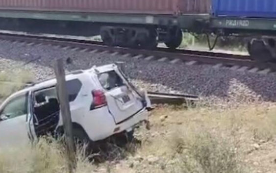 Внедорожник врезался в товарный поезд на юге Казахстана