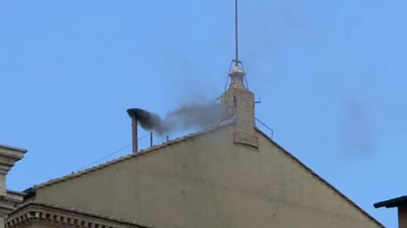 Черный дым над Ватиканом: выборы Папы Римского пошли на третий круг