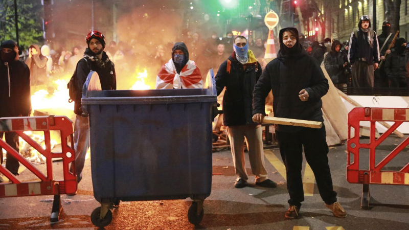 Демонстранты в Тбилиси обстреливают спецназ пиротехникой