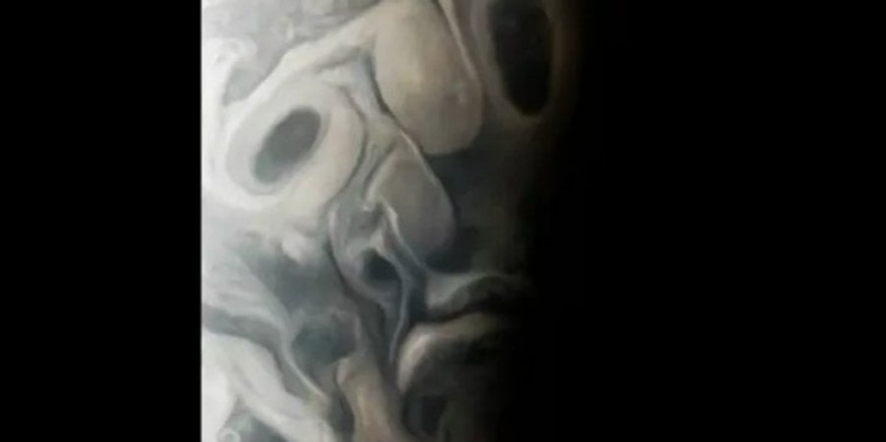 Якраз до Геловіну. Апарат NASA зафіксував моторошне обличчя на поверхні Юпітера