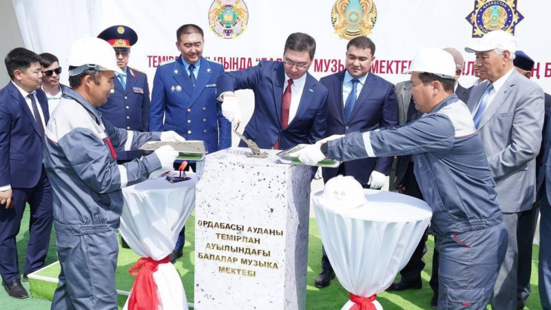 Капсулу времени заложили в школу, возводимую за счет коррупционеров в Туркестане