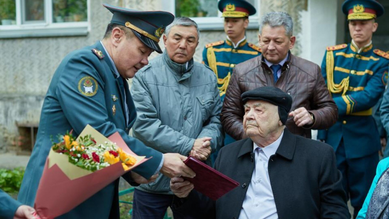 Нацгвардия поздравила ветерана Великой Отечественной войны из Петропавловска 