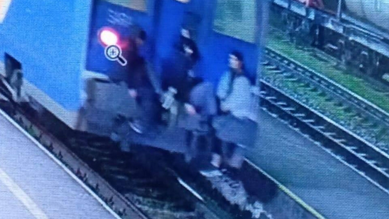 Пьяные подростки пытались покататься на поезде в Шымкенте 