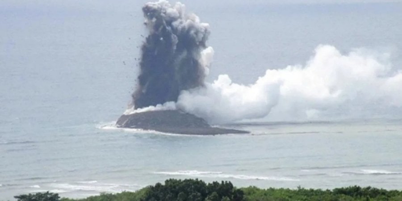 Спасибі вулкану. У&nbsp;Японії з&rsquo;явився новий острів&nbsp;&mdash; відео